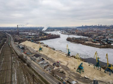 Donmuş kargo iskelesi. Hava aracı görüntüsü. Kış bulutlu sabah.