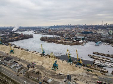 Donmuş kargo iskelesi. Hava aracı görüntüsü. Kış bulutlu sabah.