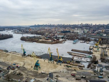 Donmuş kargo iskelesi. Hava aracı görüntüsü. Kış bulutlu sabah.