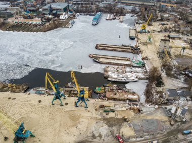 Donmuş kargo iskelesi. Hava aracı görüntüsü. Kış bulutlu sabah.