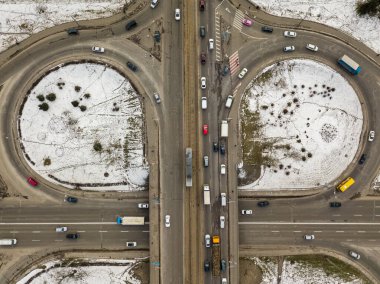 Hafif karda Kyiv kavşağı. Hava aracı görüntüsü. Kış bulutlu sabah.