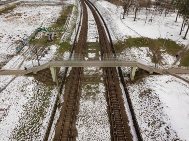 Kiev metrosunun üzerindeki köprü. Hava aracı görüntüsü. Soğuk kış karlı sabah.