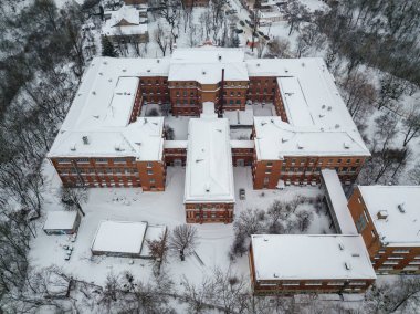 Karla kaplı bina. Hava aracı görüntüsü. Kış karlı sabah.
