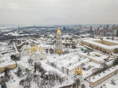 Kiev-Pechersk Lavra. Hava aracı görüntüsü. Kış karlı sabah.