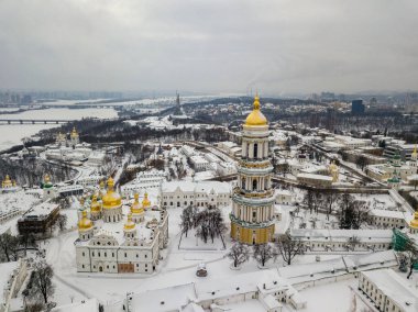 Kiev-Pechersk Lavra. Hava aracı görüntüsü. Kış karlı sabah.