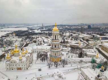 Kiev-Pechersk Lavra. Hava aracı görüntüsü. Kış karlı sabah.