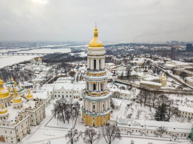 Kiev-Pechersk Lavra. Hava aracı görüntüsü. Kış karlı sabah.