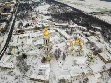 Kiev-Pechersk Lavra. Hava aracı görüntüsü. Kış karlı sabah.