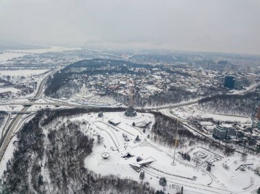 Kiev 'in karla kaplı sağ kıyısı. Hava aracı görüntüsü. Kış bulutlu sabah.