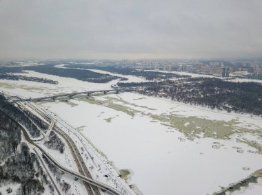 Kiev 'deki dondurucu Dinyeper nehri. Donmuş nehirdeki karlı dokular. Hava aracı görüntüsü. Kış karlı sabah.
