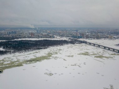 Kiev 'deki dondurucu Dinyeper nehri. Donmuş nehirdeki karlı dokular. Hava aracı görüntüsü. Kış karlı sabah.