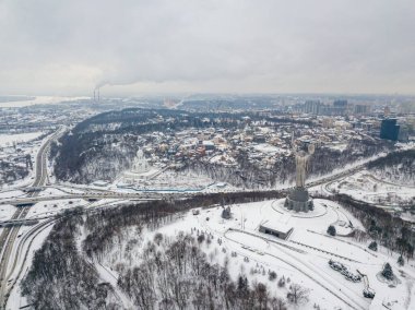 Karlı Kiev. Hava aracı görüntüsü. Kış bulutlu sabah.