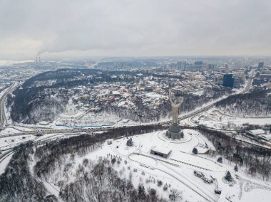 Karlı Kiev. Hava aracı görüntüsü. Kış bulutlu sabah.