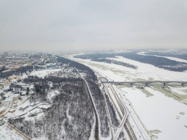 Kiev 'deki dondurucu Dinyeper nehri. Donmuş nehirdeki karlı dokular. Hava aracı görüntüsü. Kış karlı sabah.