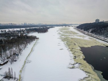 Kiev 'deki dondurucu Dinyeper nehri. Donmuş nehirdeki karlı dokular. Hava aracı görüntüsü. Kış karlı sabah.