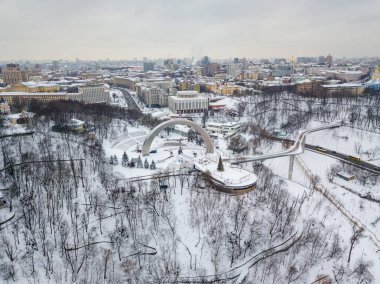 Kiev 'deki gözlem güvertesinde yeni yıl ağacı. Hava aracı görüntüsü. Soğuk kış sabahı.