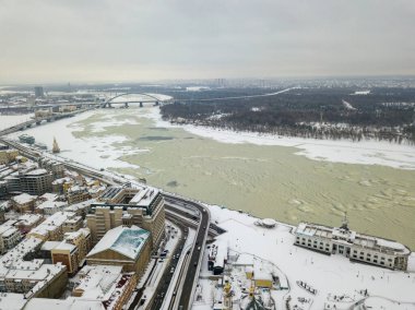 Kiev 'deki dondurucu Dinyeper nehri. Donmuş nehirdeki karlı dokular. Hava aracı görüntüsü. Kış karlı sabah.