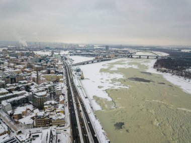 Kiev 'deki dondurucu Dinyeper nehri. Donmuş nehirdeki karlı dokular. Hava aracı görüntüsü. Kış karlı sabah.