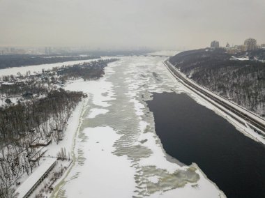 Kiev 'deki dondurucu Dinyeper nehri. Hava aracı görüntüsü. Kış karlı sabah.