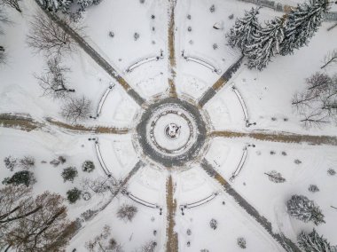 Kiev parkında karlı yollar. Hava aracı görüntüsü. Kış karlı sabah.