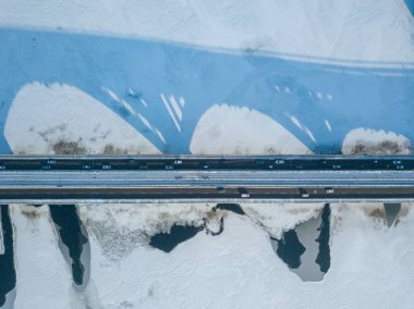 Kyiv metro köprüsü. Donmuş Dnipro nehrine bir gölge düşüyor. Hava aracı görüntüsü. Kış güneşli sabah.