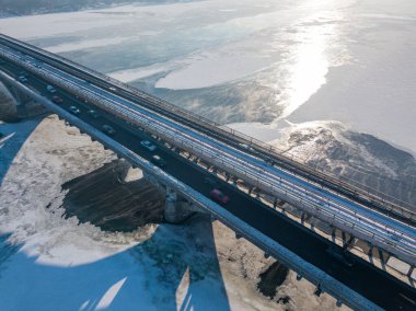Dinyeper nehri üzerindeki Kiev metro köprüsü. Hava aracı görüntüsü. Kış güneşli sabah.