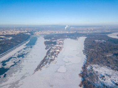 Güneşli bir havada Kiev 'deki dondurucu Dinyeper nehri. Hava aracı görüntüsü. Kış güneşli sabah.
