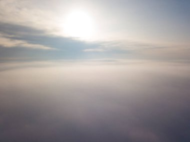 Bulutların üstünde uçmak. Hava aracı görünümü.