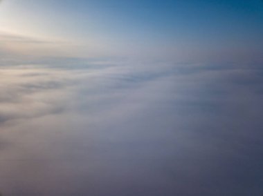 Bulutların üstünde uçmak. Hava aracı görünümü.