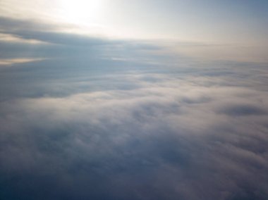 Bulutların üstünde uçmak. Hava aracı görünümü.