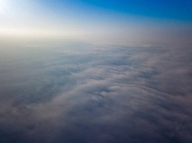 Bulutların üstünde uçmak. Hava aracı görünümü.