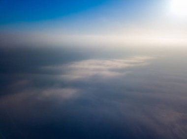 Bulutların üstünde uçmak. Hava aracı görünümü.