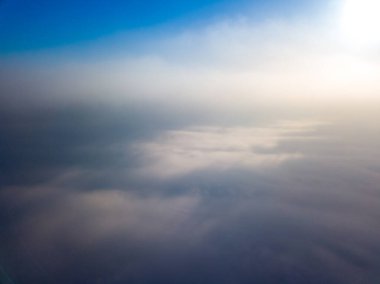 Bulutların üstünde uçmak. Hava aracı görünümü.