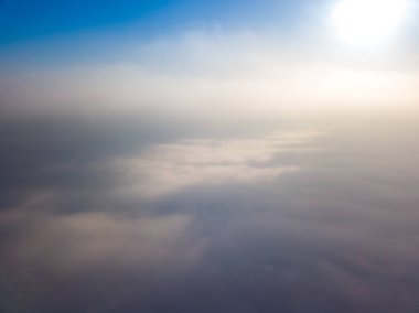 Bulutların üstünde uçmak. Hava aracı görünümü.