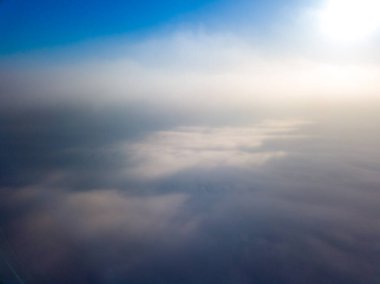 Bulutların üstünde uçmak. Hava aracı görünümü.