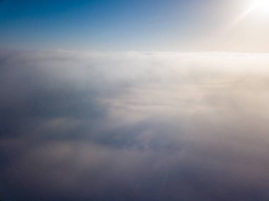 Bulutların üstünde uçmak. Hava aracı görünümü.