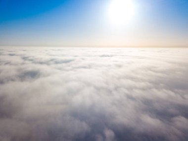 Bulutların üstünde uçmak. Hava aracı görünümü.