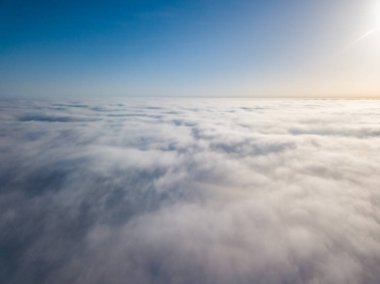 Bulutların üstünde uçmak. Hava aracı görünümü.