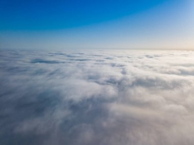 Bulutların üstünde uçmak. Hava aracı görünümü.