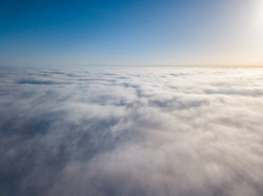 Bulutların üstünde uçmak. Hava aracı görünümü.