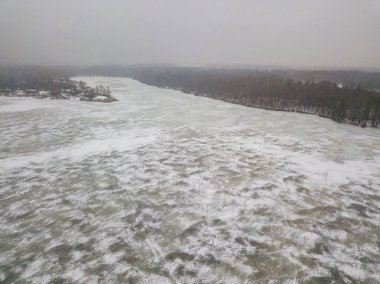 Buzdaki buz gibi desenler. Hava aracı görüntüsü. Sisli kış sabahı.