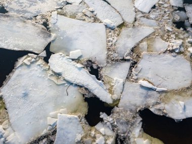 Buz nehirde erir. Buz çatlağı. Hava aracı görüntüsü. Bahar güneşli sabah.