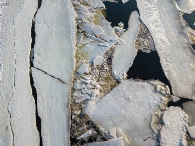 Buz nehirde erir. Buz çatlağı. Hava aracı görüntüsü. Bahar güneşli sabah.