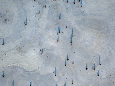 Buzdaki balıkçılar. Hava aracı görüntüsü. Kış güneşli sabah.