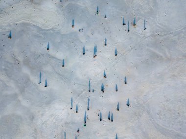 Buzdaki balıkçılar. Hava aracı görüntüsü. Kış güneşli sabah.