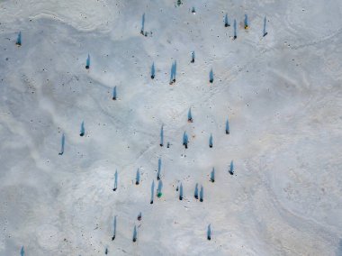 Buzdaki balıkçılar. Hava aracı görüntüsü. Kış güneşli sabah.