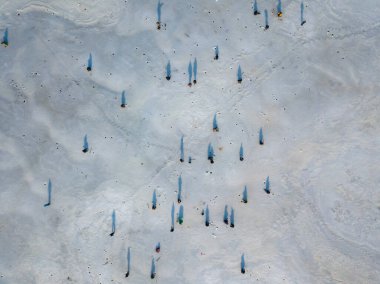 Buzdaki balıkçılar. Hava aracı görüntüsü. Kış güneşli sabah.