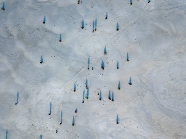 Buzdaki balıkçılar. Hava aracı görüntüsü. Kış güneşli sabah.