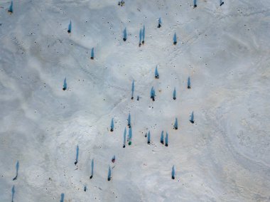 Buzdaki balıkçılar. Hava aracı görüntüsü. Kış güneşli sabah.