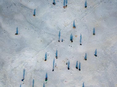 Buzdaki balıkçılar. Hava aracı görüntüsü. Kış güneşli sabah.